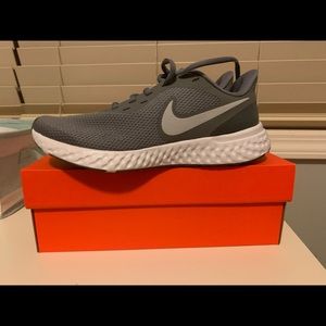 NWT NIKE revolution running shoes